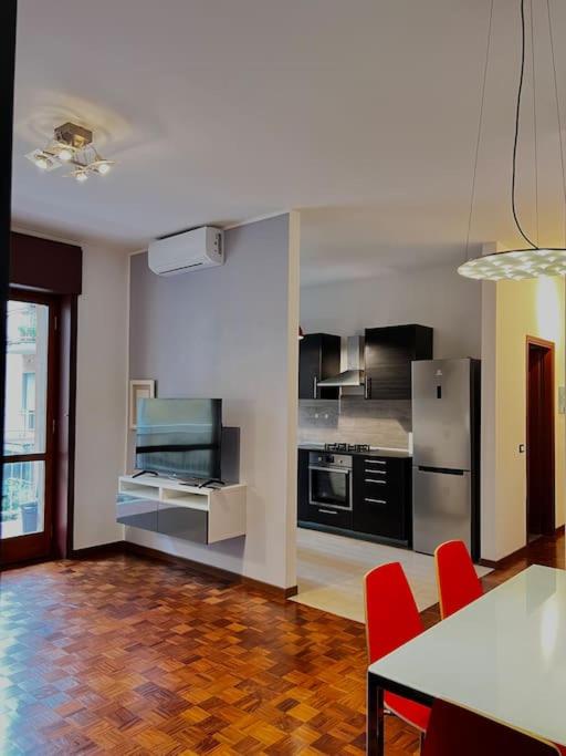 Isola Maciachini mm 3 - moderno trilocale con balcone 10 min da stazione centrale - Appartamento con 2 Camere da Letto e Terrazza - 35