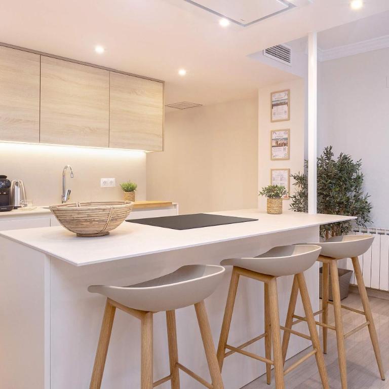 Genteel Home Recogidas - Three-Bedroom Apartment - 16