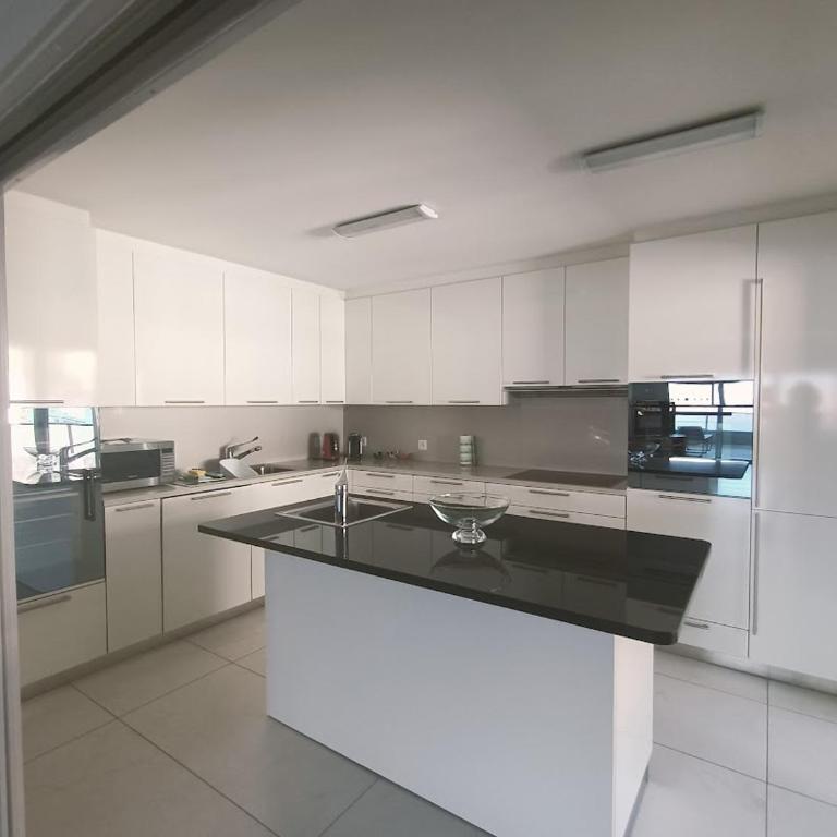Residenza Vivian Deluxe Apartments - Top Floor Penthouse Suite with Lake View - 11