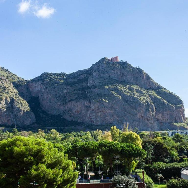 Casa Adele - Three-Bedroom Apartment with Park View - 1