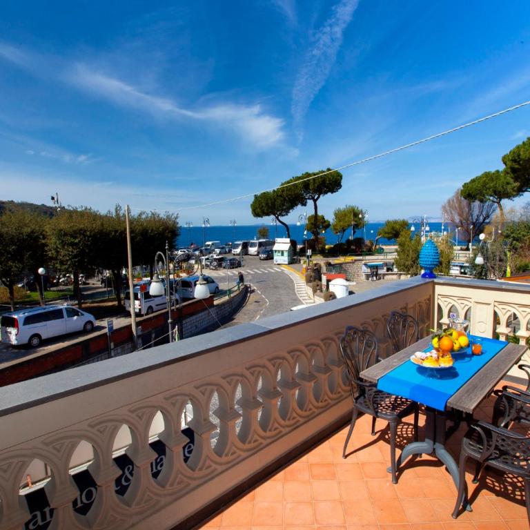 Terrace by the sea - Entire property with terrace - Two-Bedroom Apartment with Terrace and Sea View - 3