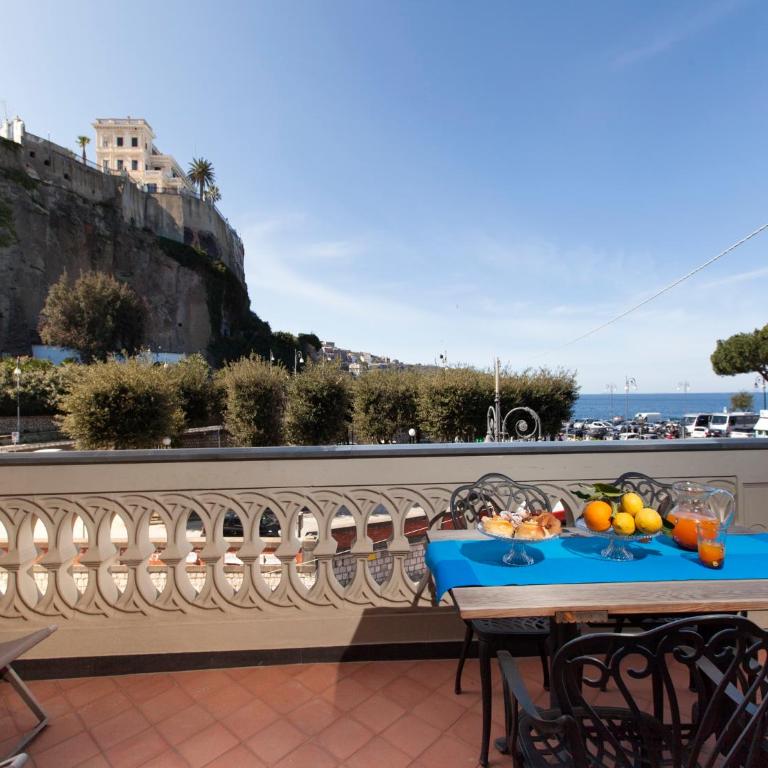 Terrace by the sea - Entire property with terrace - Two-Bedroom Apartment with Terrace and Sea View - 9