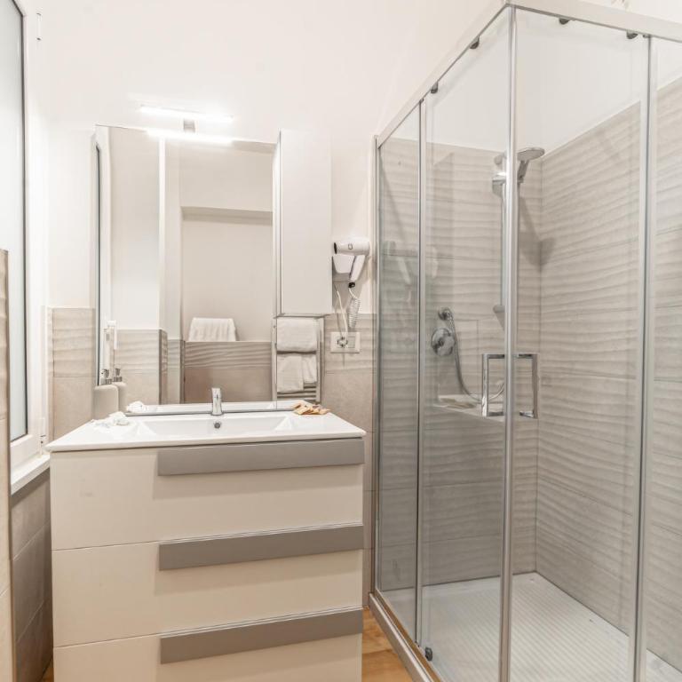Lorena Cozy Rooms - Ospedale Gemelli - WiFi - Camera Matrimoniale Standard con Bagno in Comune - 1