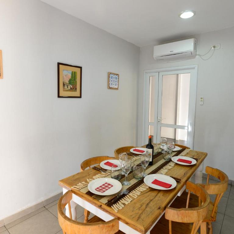 Casa amplia con garaje, pileta y aire acondicionado en todas las habitaciones en zona residencial de Mendoza - Three-Bedroom House - 9