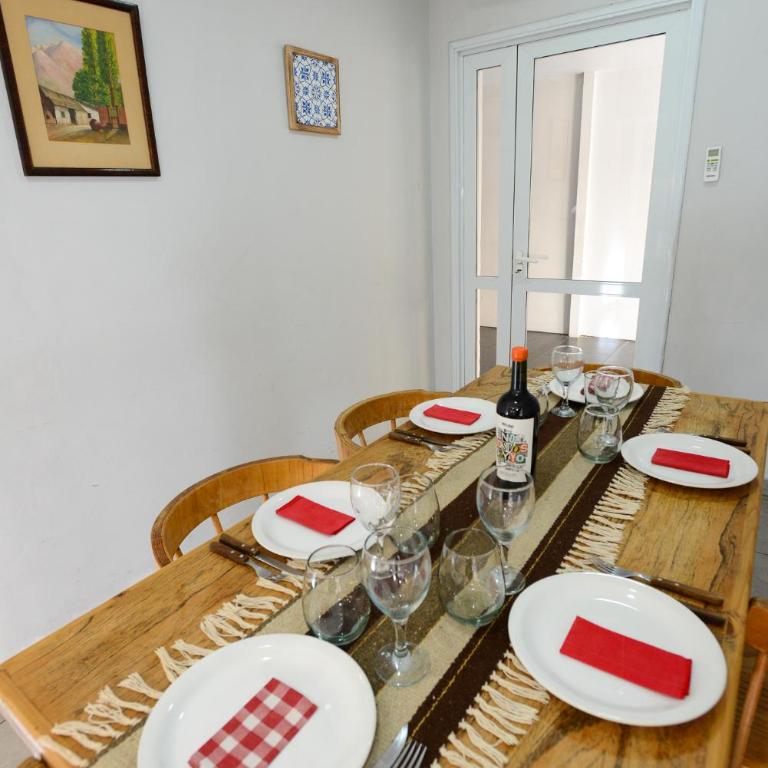 Casa amplia para 7 con garaje, parrilla y espacio de trabajo en zona residencial de Mendoza - Casa de 3 dormitorios - 12