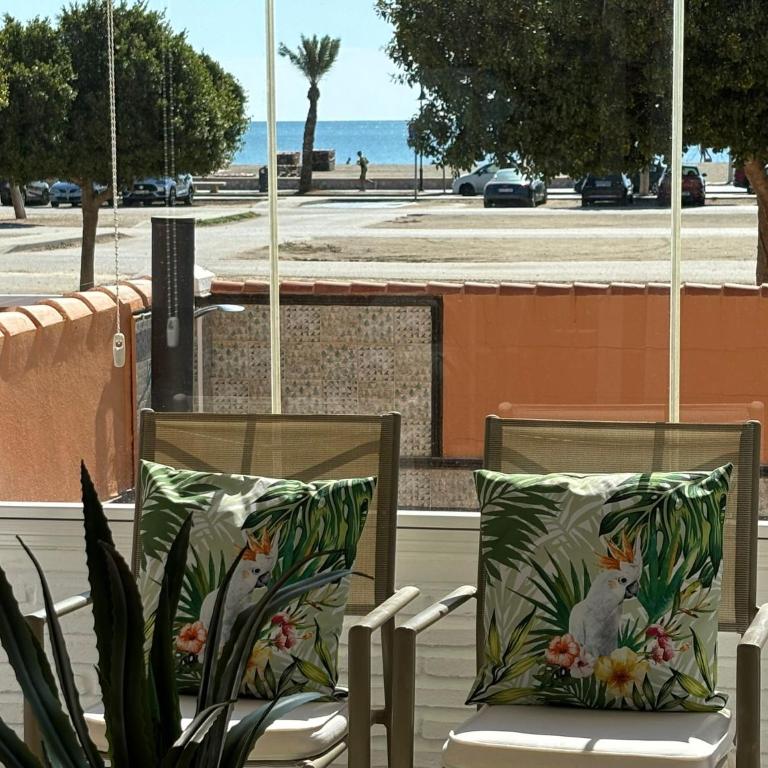 Chalet con piscina privada en primera línea de playa - Villa - 25