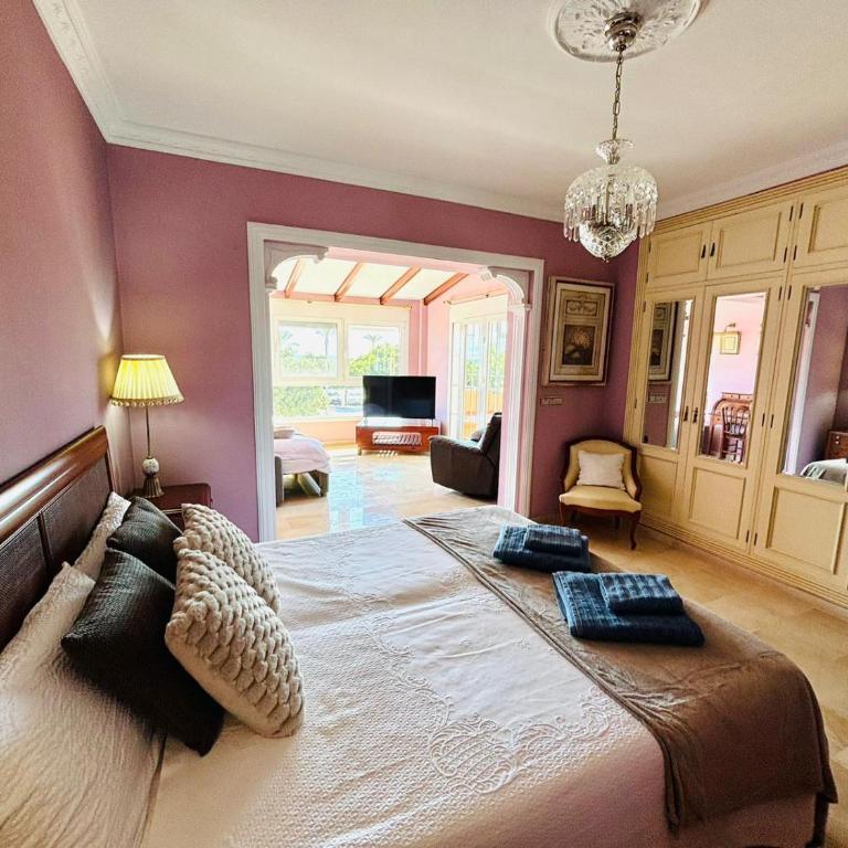 Chalet con piscina privada en primera línea de playa - Villa - 13