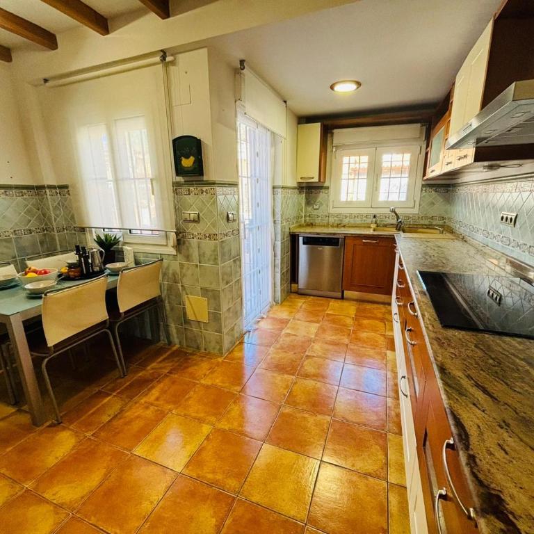 Chalet con piscina privada en primera línea de playa - Villa - 11