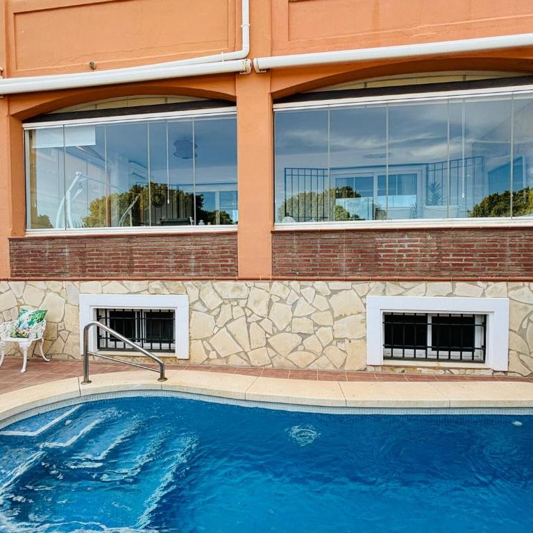 Chalet con piscina privada en primera línea de playa - Villa - 29