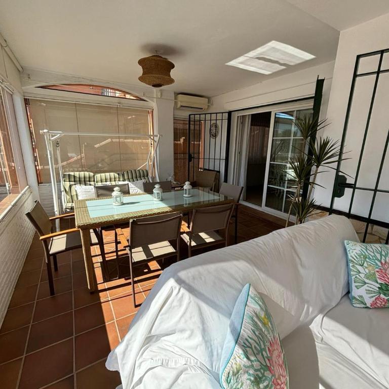 Chalet con piscina privada en primera línea de playa - Villa - 6