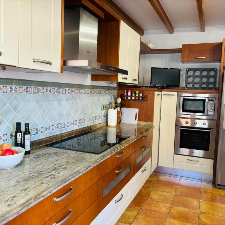 Chalet con piscina privada en primera línea de playa - Villa - 12