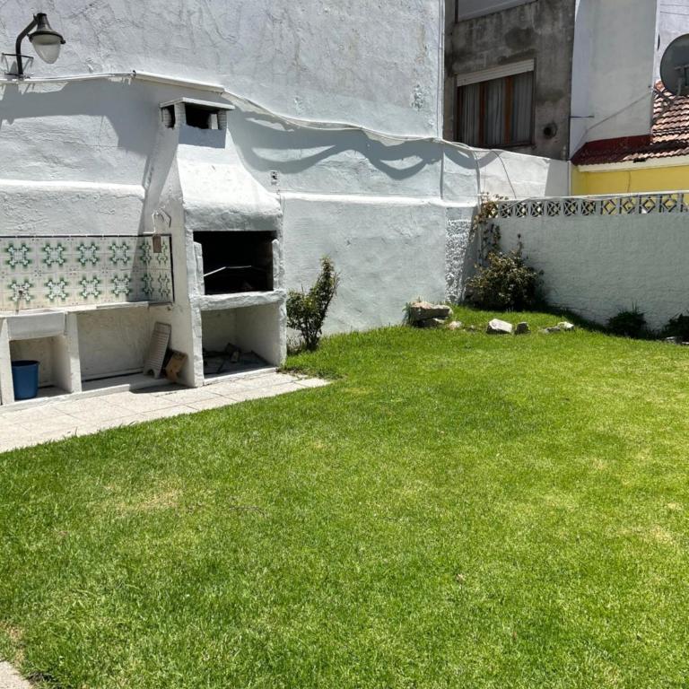 Casa en Mar Del Plata con parque, parrilla y cochera cubierta a dos cuadras del mar - Casa con 1 dormitorio - 1