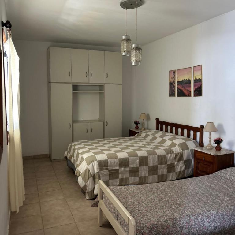 Casa en Mar Del Plata con parque, parrilla y cochera cubierta a dos cuadras del mar - Casa con 1 dormitorio - 11