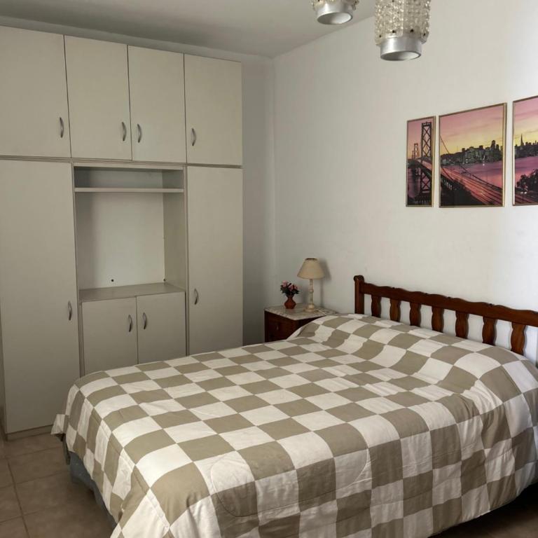 Casa en Mar Del Plata con parque, parrilla y cochera cubierta a dos cuadras del mar - Casa con 1 dormitorio - 12