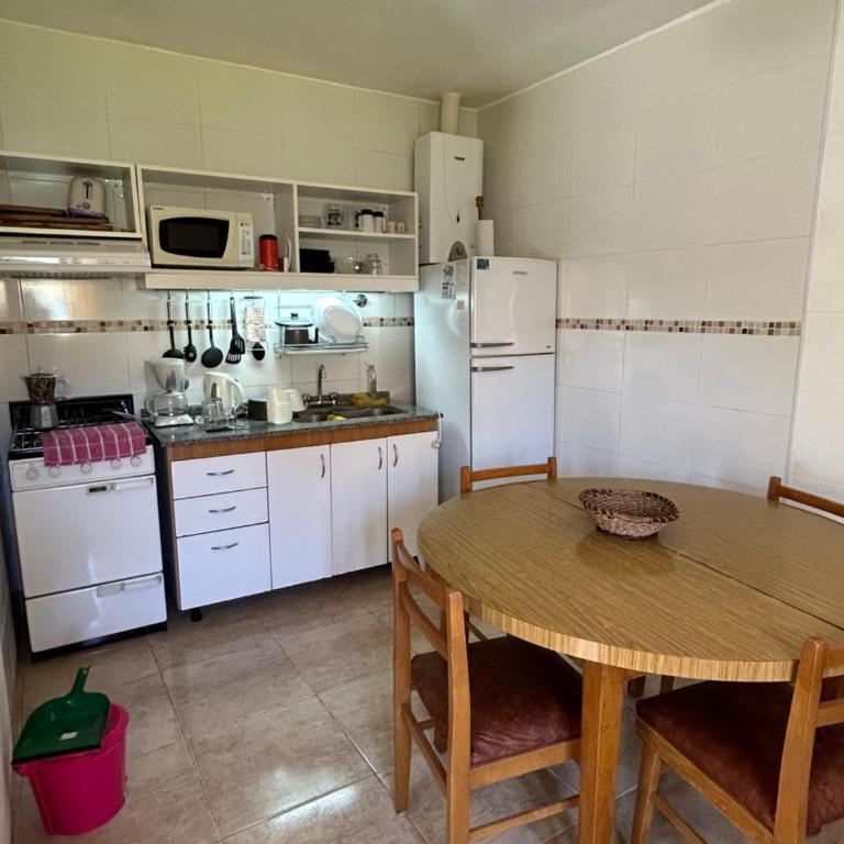Casa en Mar Del Plata con parque, parrilla y cochera cubierta a dos cuadras del mar - Casa con 1 dormitorio - 6