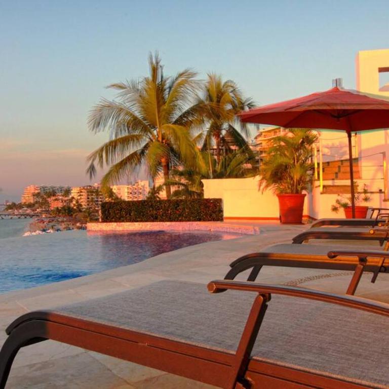 Two-Story Beachfront Oasis - Three-Bedroom Apartment - 4