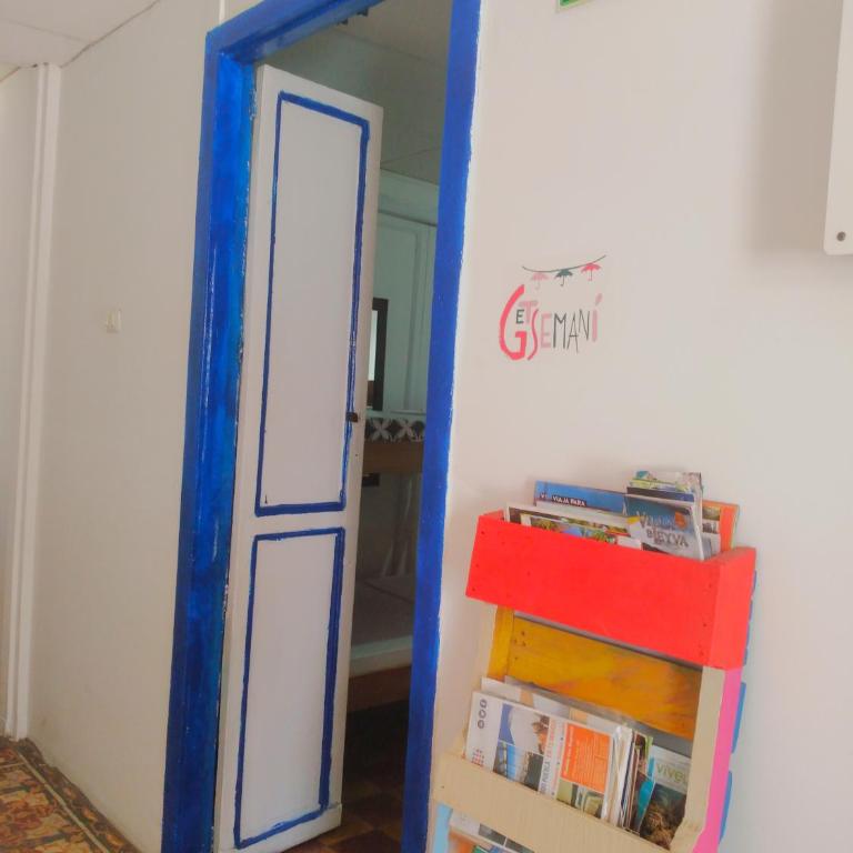 Hosting and Travel Services 420 - Cama en habitación compartida femenina de 6 camas - 5