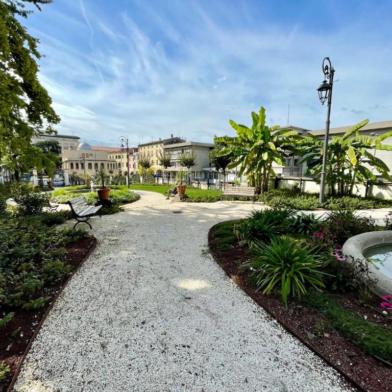 -Piazza Mazzini- 120 mq - 2 camere - 2 bagni e Garage - Appartamento con 2 Camere da Letto - 35