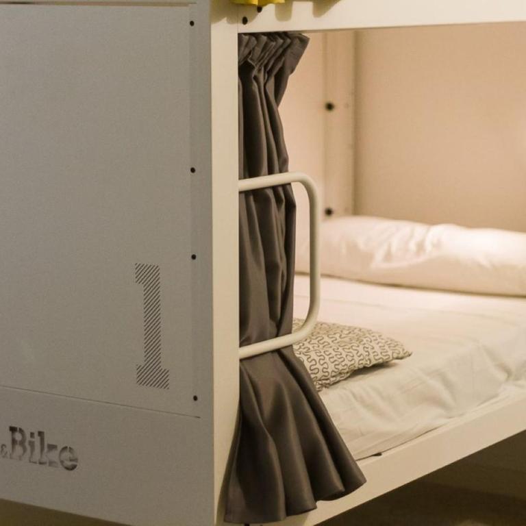 Bed & Bike Barcelona - Bed in 12-Bed Mixed Dormitory Room - 1