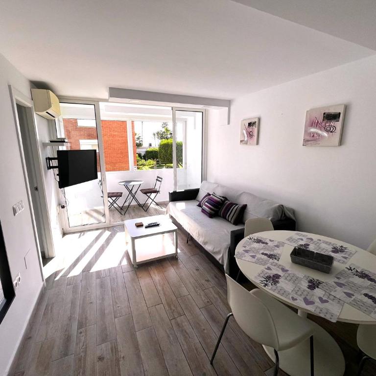 Sunshine Beach by the sea - One-Bedroom Apartment - 3