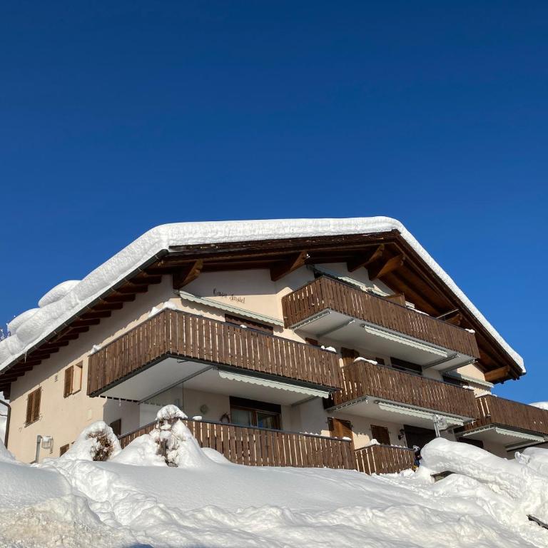 Casa Ansiel - 2.5 Zimmer Ferienwohnung am Sonnenhang von Falera - Apartment mit Blick auf die Berge - 12