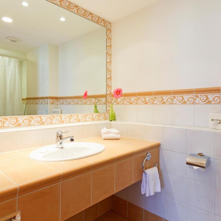 Derby Swiss Quality Hotel - Doppelzimmer Comfort Plus mit Sitzecke und Balkon - 12