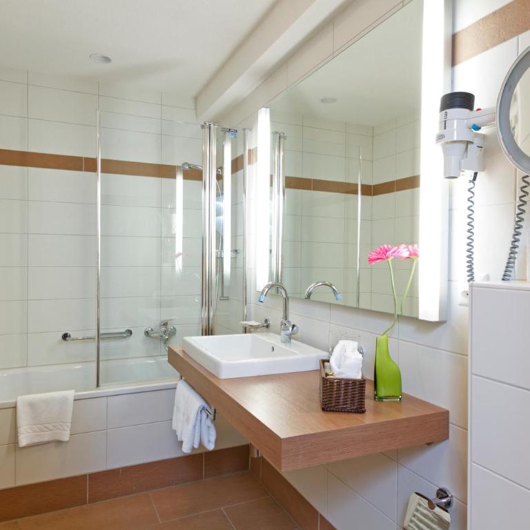 Derby Swiss Quality Hotel - Doppelzimmer Comfort Plus mit Sitzecke und Balkon - 10