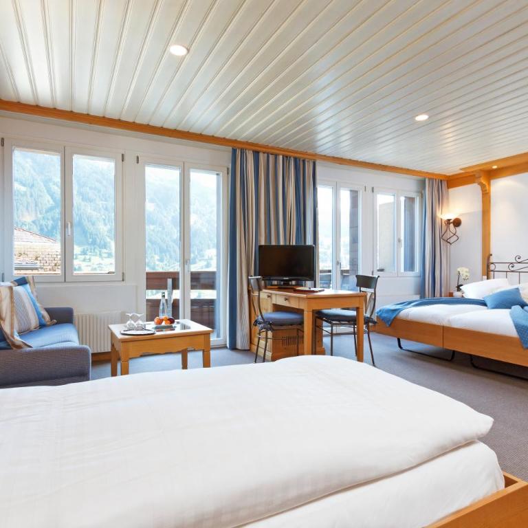 Derby Swiss Quality Hotel - Doppelzimmer Comfort Plus mit Sitzecke und Balkon - 6