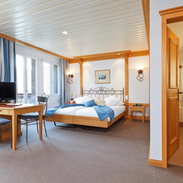 Derby Swiss Quality Hotel - Doppelzimmer Comfort Plus mit Sitzecke und Balkon - 4