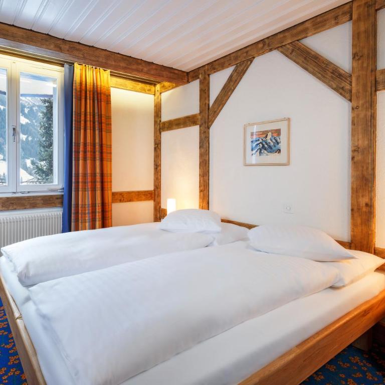 Derby Swiss Quality Hotel - Doppelzimmer Comfort Plus mit Sitzecke und Balkon - 9