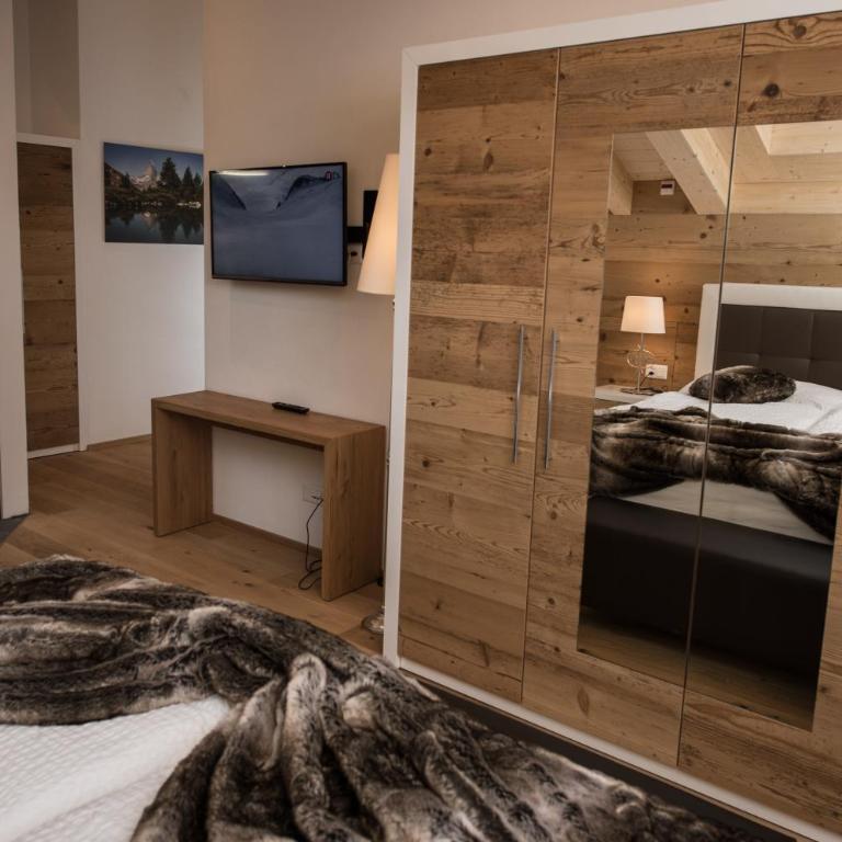 Suitenhotel Panorama Ski Lodge - Deluxe Apartment mit 2 Schlafzimmern und Balkon mit Aussicht auf das Matterhorn - 2