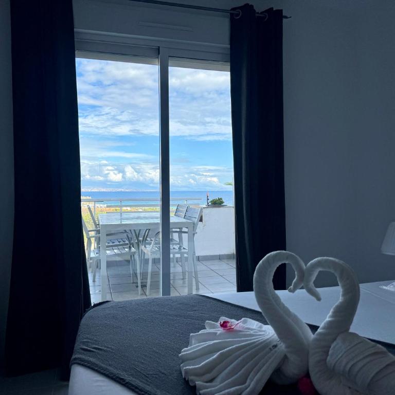 Nova Beach Paradise Apartment - Two-Bedroom Deluxe Apartment with Ocean View - 8