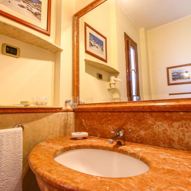Hotel Il Faro Della Guitgia Tommasino - Camera Matrimoniale con Balcone e Vista Mare - 4