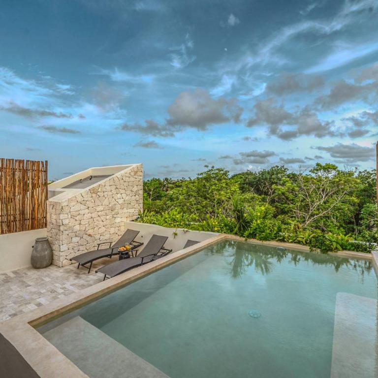 Fast Wi-Fi Deluxe 3BR PH with Private Pool and Rooftop - Three-Bedroom Apartment - 2