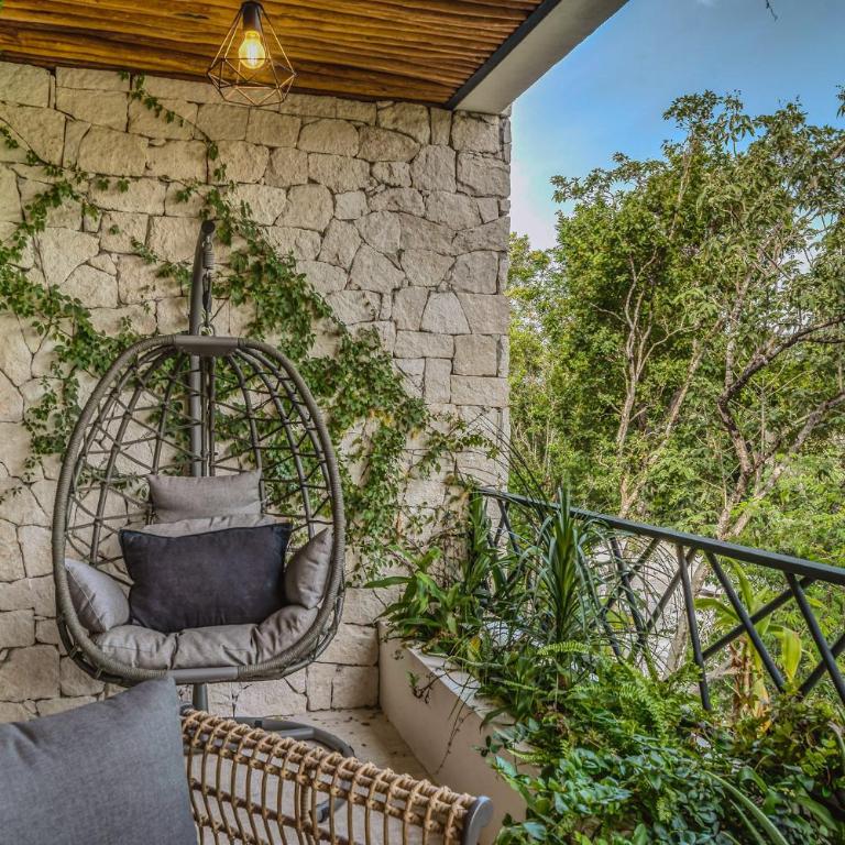 Fast Wi-Fi Deluxe 3BR PH with Private Pool and Rooftop - Three-Bedroom Apartment - 7