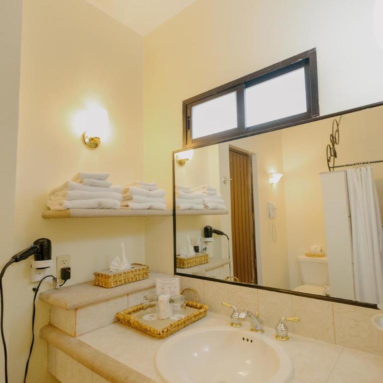 Hotel Hacienda Los Laureles - Habitación con cama extragrande y balcón - 2