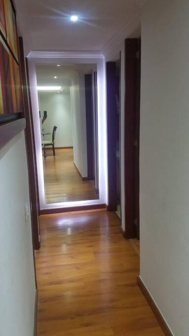 Cómodo apartamento en el norte de Bogotá - Three-Bedroom Apartment - 9