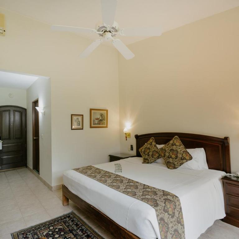 Hotel Hacienda Los Laureles - Habitación con cama extragrande y balcón - 5
