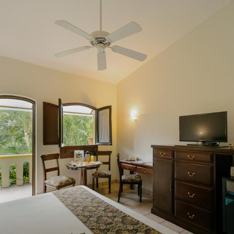 Hotel Hacienda Los Laureles - Habitación con cama extragrande y balcón - 6