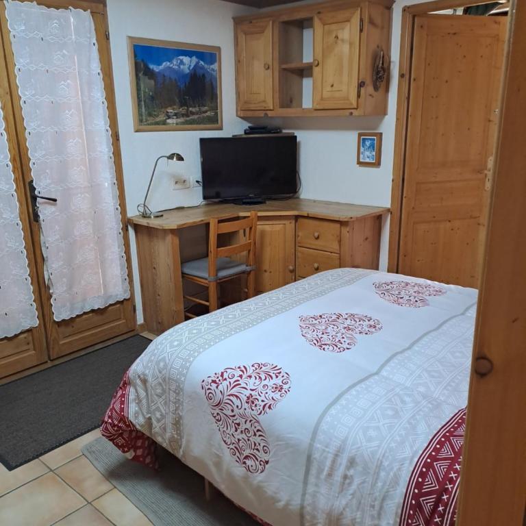 A4 km de Megève très joli studio avec jacuzzi ,vue sur les montagnes au calme - Studio - 4
