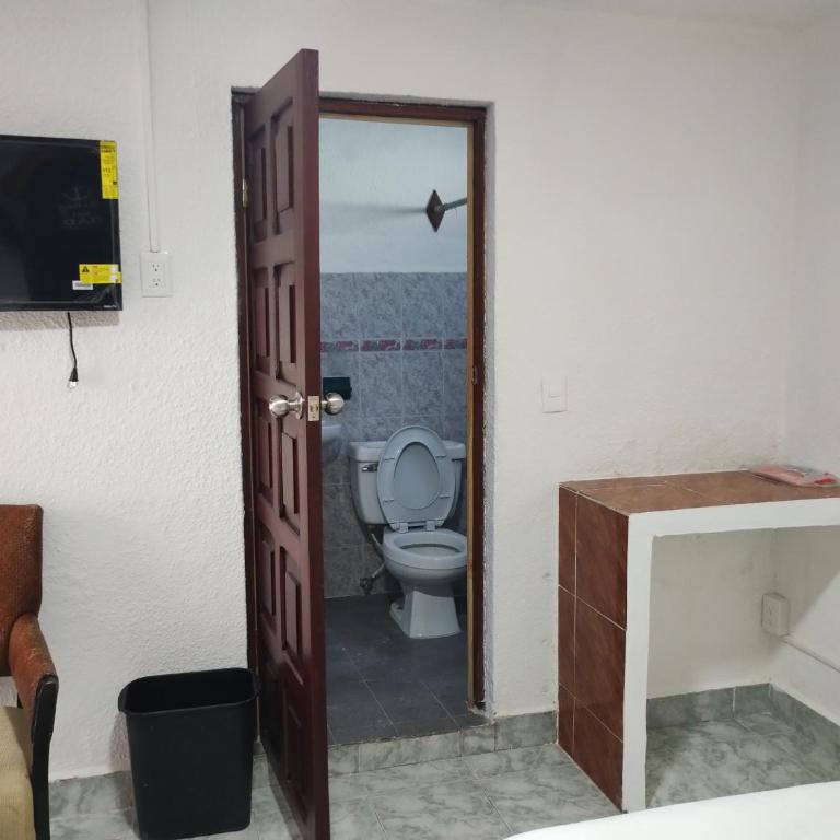 Casa de huespedes LOS SANTOS - Habitación Doble Económica - 2 camas - 6