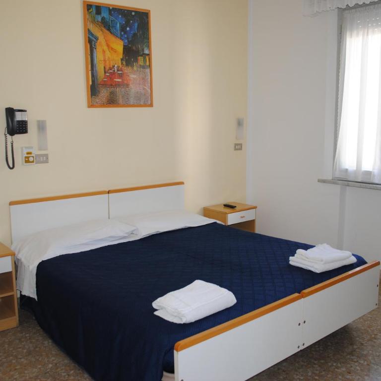 Hotel Pigalle - Doppel- oder Zweibettzimmer - 12