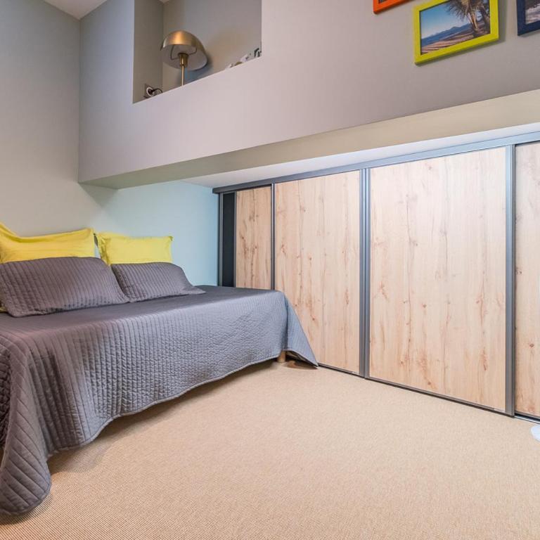 Apt T5 rénové avec bureau jardin et parking en centre ville - Apartment - 28