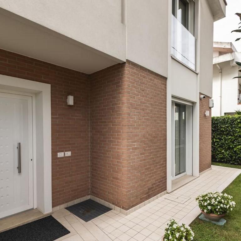 AmazHome - New Roomy Home & Garden - Two-Bedroom Apartment - 2