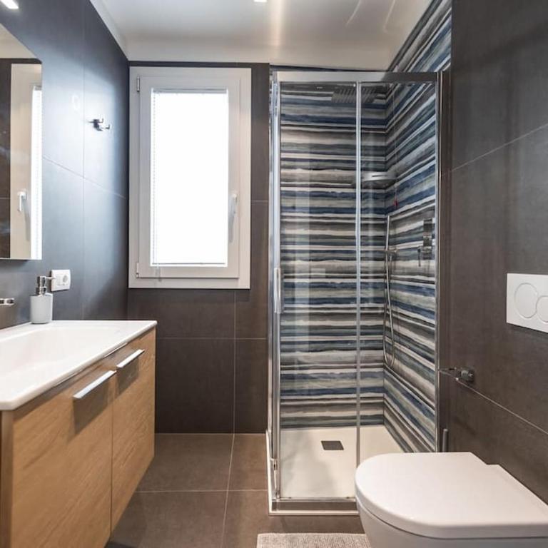 AmazHome - New Roomy Home & Garden - Two-Bedroom Apartment - 3