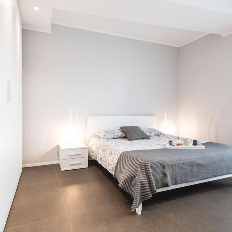 AmazHome - New Roomy Home & Garden - Two-Bedroom Apartment - 8