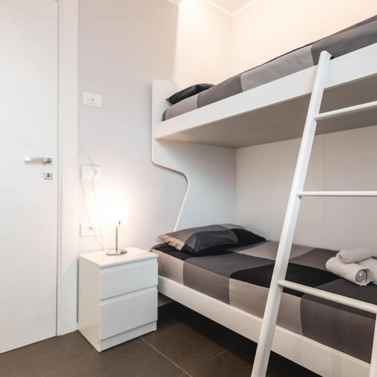AmazHome - New Roomy Home & Garden - Two-Bedroom Apartment - 10