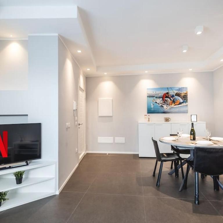 AmazHome - New Roomy Home & Garden - Two-Bedroom Apartment - 11