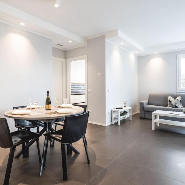 AmazHome - New Roomy Home & Garden - Two-Bedroom Apartment - 12