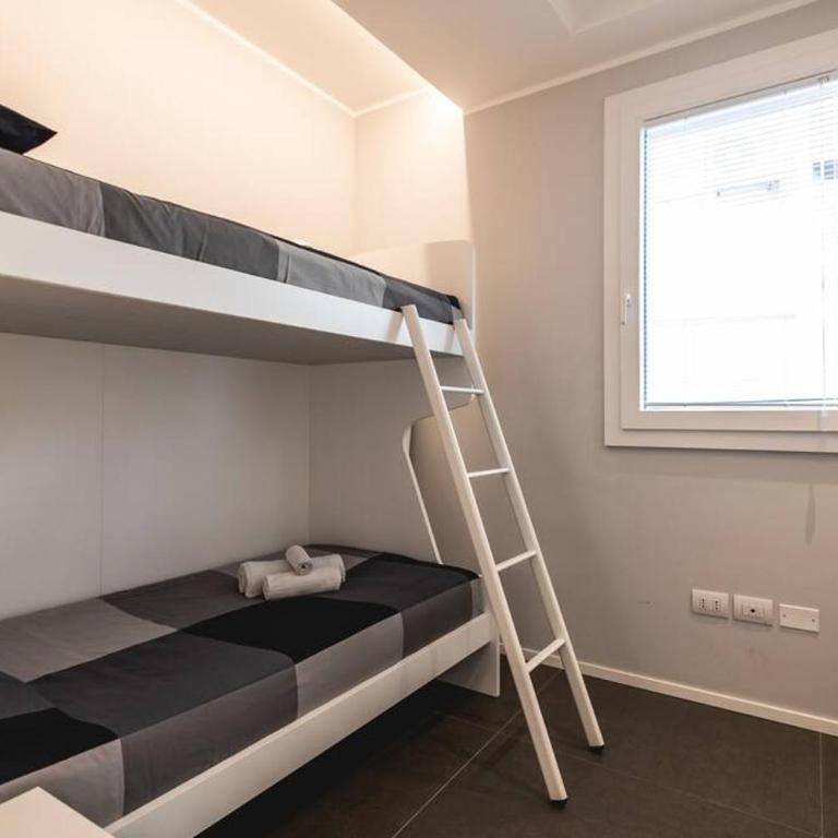 AmazHome - New Roomy Home & Garden - Two-Bedroom Apartment - 15